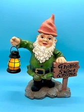 ADORABLE “Gnome Sweet Gnome” Statue w/ Working Lamp & Hidden Frog Under Hat!