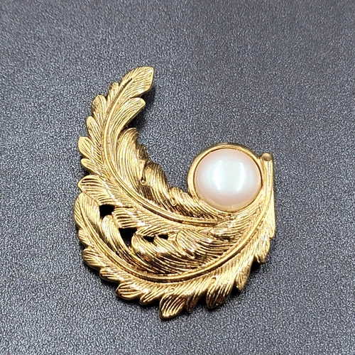 Vintage Brooch Pin Jewelry Costume Leaf Imitation Pearl Gold tone 2.75"