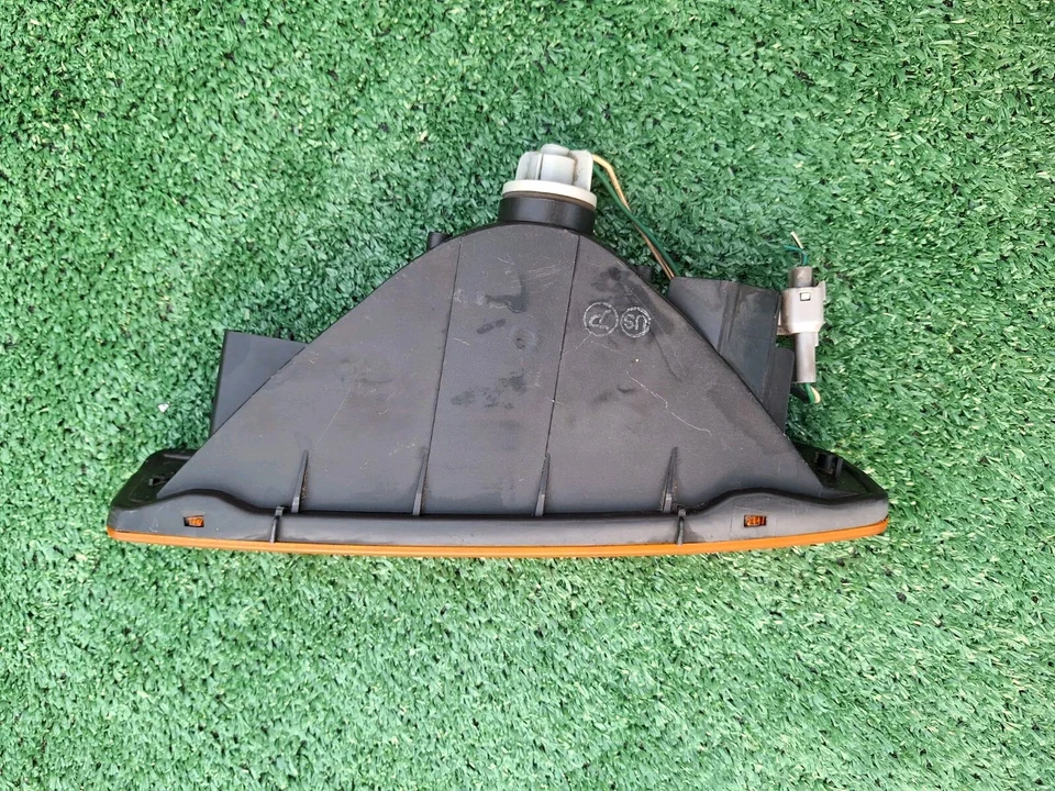 1993-1997 Toyota Land Cruiser Left Driver Bumper Turn Signal Marker Light OEM - Image 4 of 4