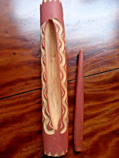 instrument de musique polynésien en bois sculpté pour décoration