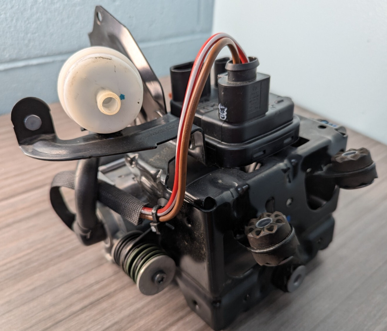 BENTLEY BENTAYGA AIR COMPRESSOR 4M0616005J VALVE UNIT