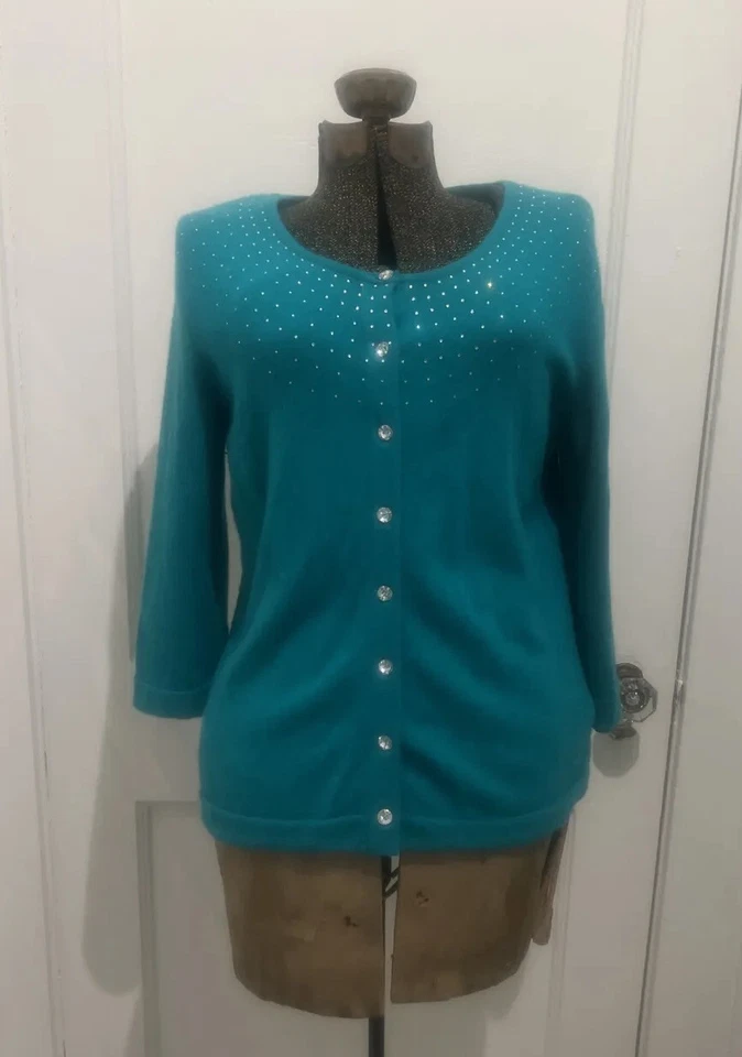 Suéter Investments Verde Estrás Cachemira Abotonada Para Mujer - Talla Grande Foto 2 de 4