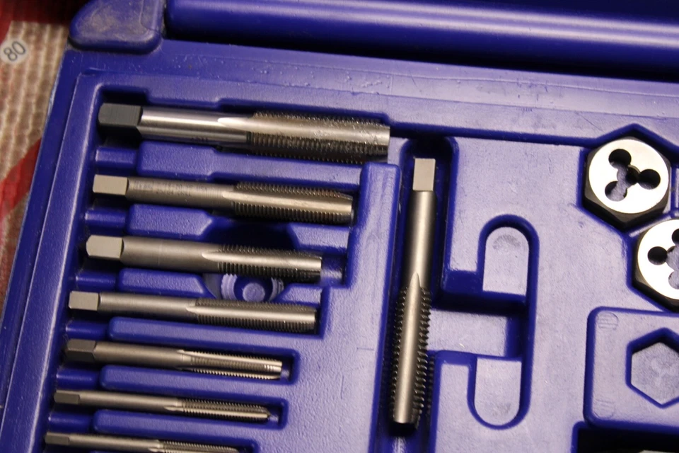 Conjunto Irwin Hanson 26377 Deluxe torneira/matriz SAE/métrica 117 incompleto - Imagem 2 de 4