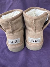 UGG kids classic short kids booties US size 10 chestnut suede boy girl