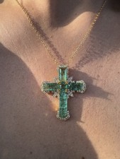 Stunning Necklace With Cross Pendant In Emerald Green