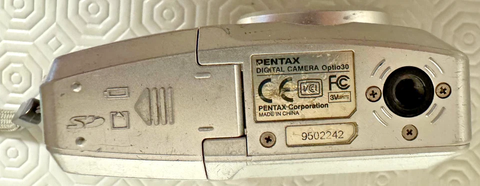 Pentax Optio 30 Digital Camera 3.2MP 3x Zoom Silver – Untested AS-IS - Image 4 of 4