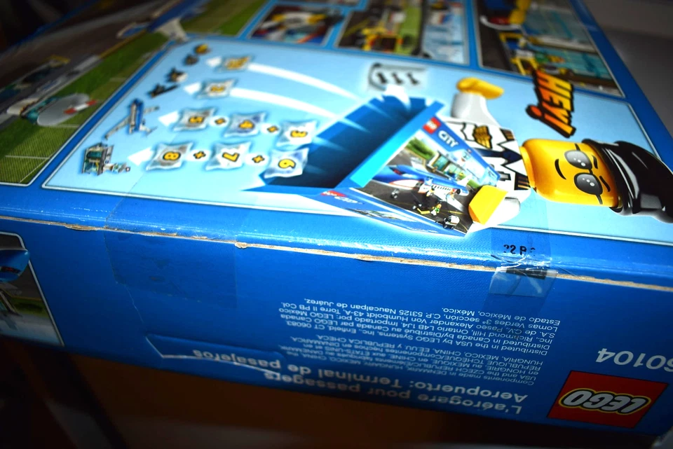 Lego City 60104 Airport Passenger Terminal 694 Pieces New - Image 3 of 4