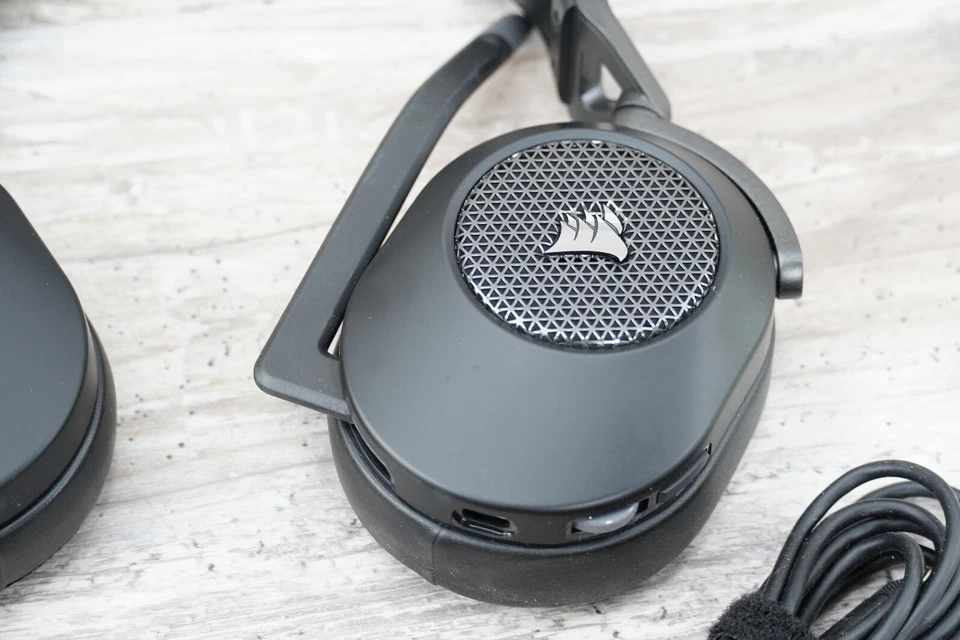 Corsair HS65 Wireless Multiplatform Gaming Headset - Carbon [CA-9011285-NA2] - Image 3 of 4