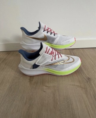 Nike Air Zoom Pegasus FlyEase Herren Sneaker Weiß Gold Rot Mesh US 9 EU 40.5