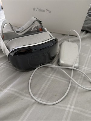 *Slightly Used* Apple Vision Pro (2024)   M2 10-Core GPU   16GB RAM