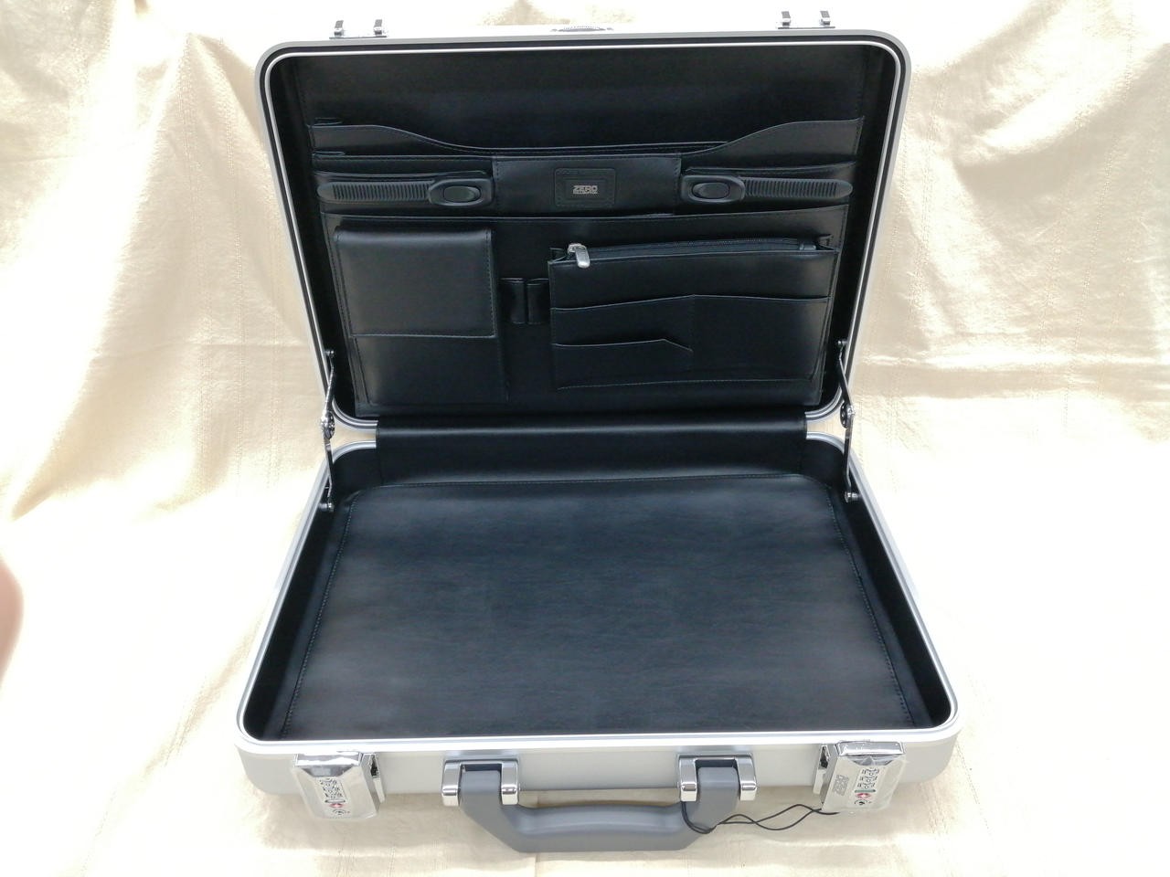 Attache Case Silver Model 94332 ZERO HALLIBURTON - image 6