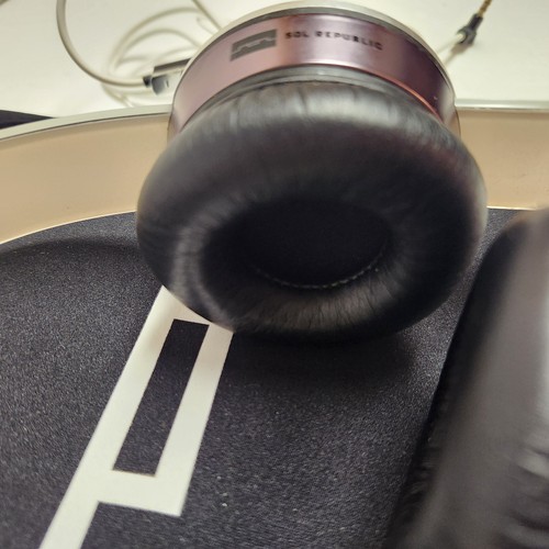 Auriculares Sol Republic Tracks HD con cable en la oreja PROBADOS - Imagen 8 de 12