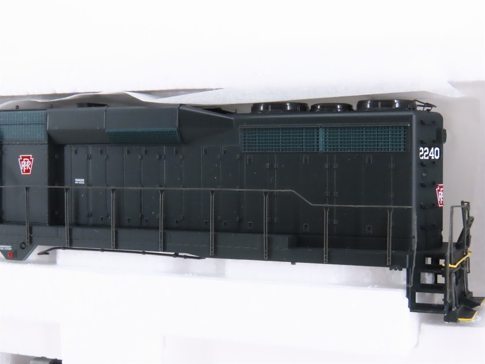 HO Scale Proto 2000 23120 PRR Pennsylvania GP30 Diesel Loco 2240 BAD