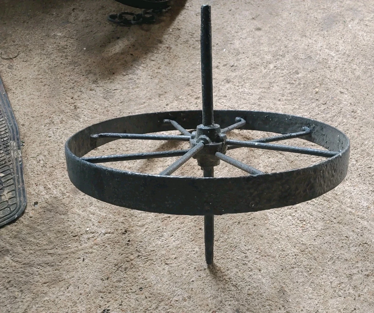 Roue De Char En Chêne Massif – Ossature Fonte Martelée – XVe Siècle – Déco