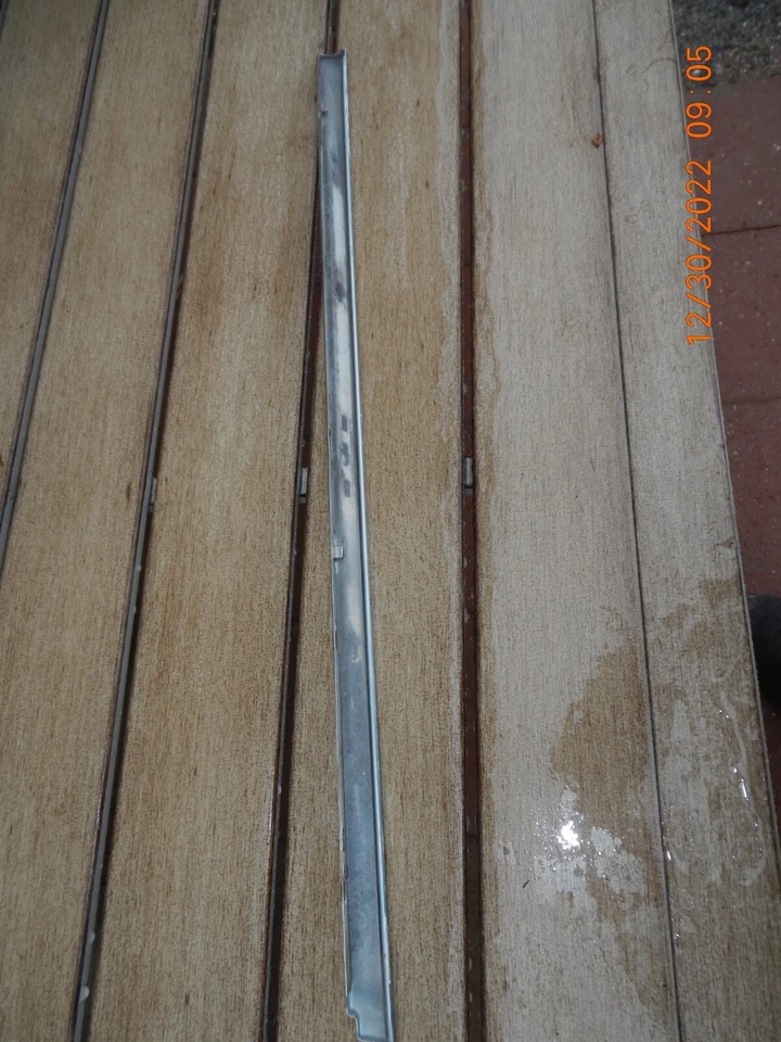 64 63 Impala Cadillac 2 Door Hardtop Driver LH 1/4 Window Sweep  Molding  Trim Foto 4 de 4