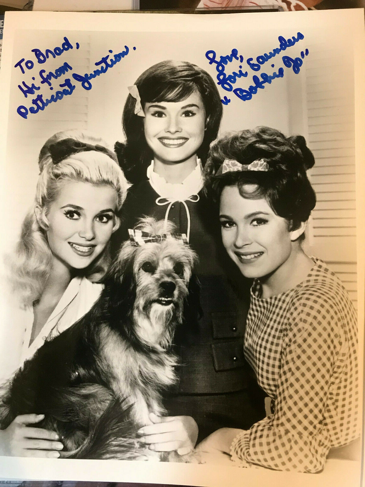 LORI SAUNDERS auto PETTICOAT JUNCTION pose autograph ATTRACTIVE SIGNED