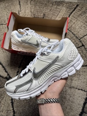 Nike Zoom Vomero 5 White Metallic Silver 43 SKU: HF7723-100 Neu Sneaker 