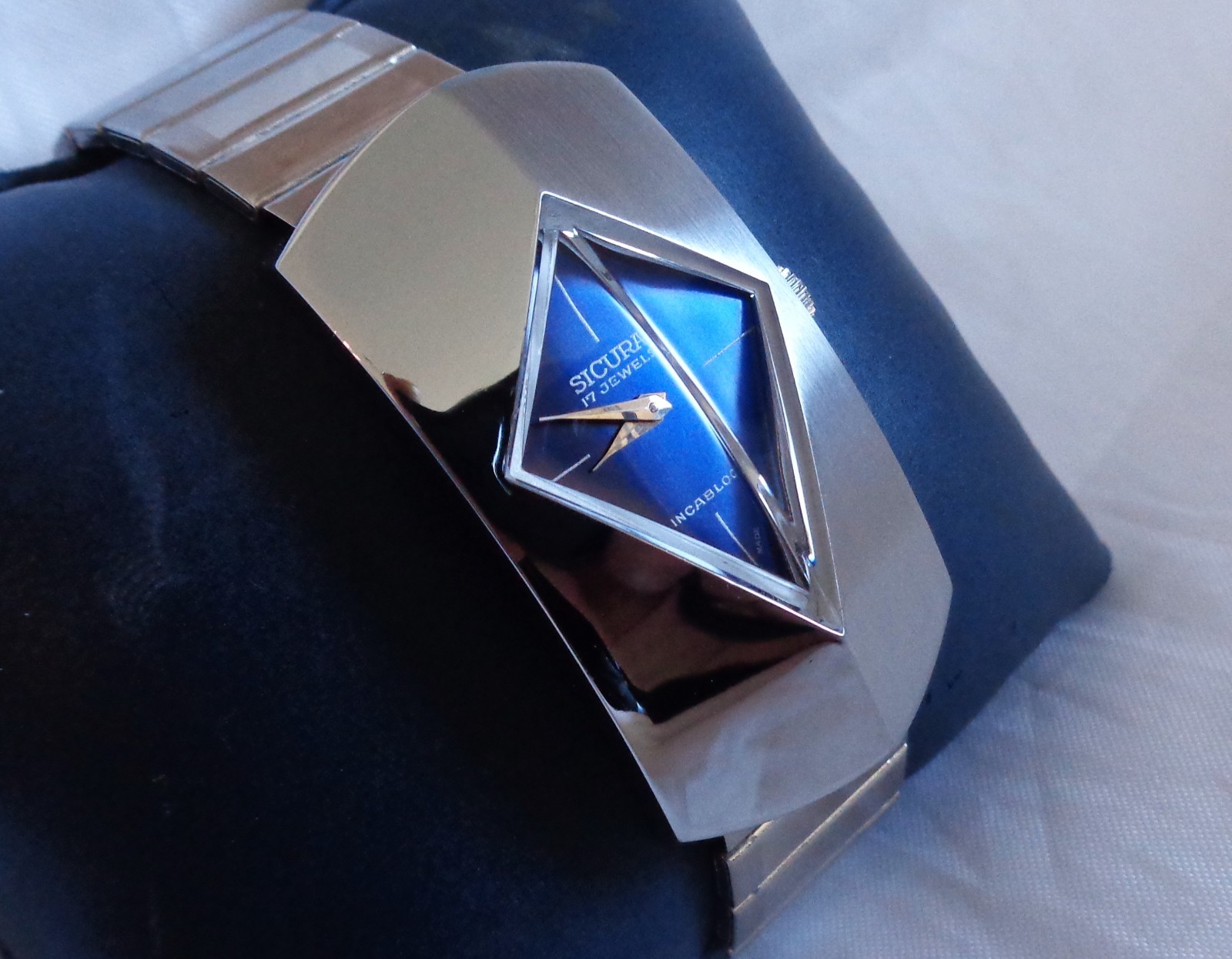 Futuristic extremely Manual New Rare SICURA Stock Unisex Old Wristwatch Vintage - VintageWatches.PK Futuristic extremely Manual New Rare SICURA Stock Unisex Old Wristwatch Vintage - vintagewatches.pk