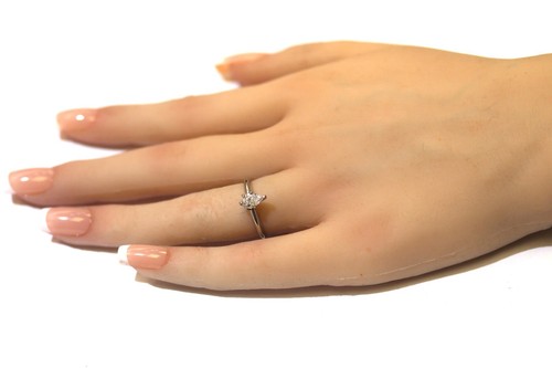 GIA certified 14k white gold .61ct marquise diamond solitaire engagement ring - Imagen 10 de 10