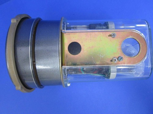 Dwyer 3002-TP Photohelic Pressurer Switch/Gage, 0-2.0" of Water - Picture 7 of 9