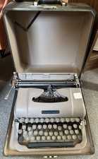 UNDERWOOD FINGER FLITE CHAMPION 1952 TYPEWRITER W/CASE thumbnail