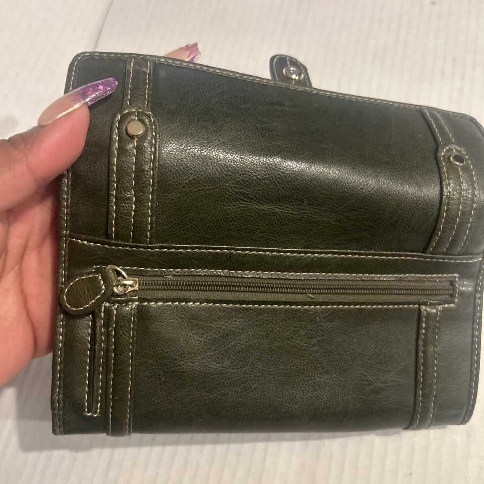 Cartera para mujer Liz Claiborne de cuero verde oliva con 15 ranuras para tarjetas doradas” Foto 4 de 4