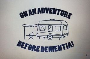 Adesivo "In Un'avventura Prima Della Demenza" Adesivo Divertente Per Auto, Finestrino, Paraurti, Roulotte, Camper, Decalcomania In Vinile - Italia - Foto 4