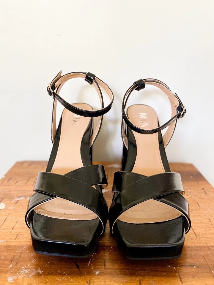 Sexy 9 tacones MIA Eloise de cuero vegano brillante con tiras en bloque punta abierta Foto 4 de 4