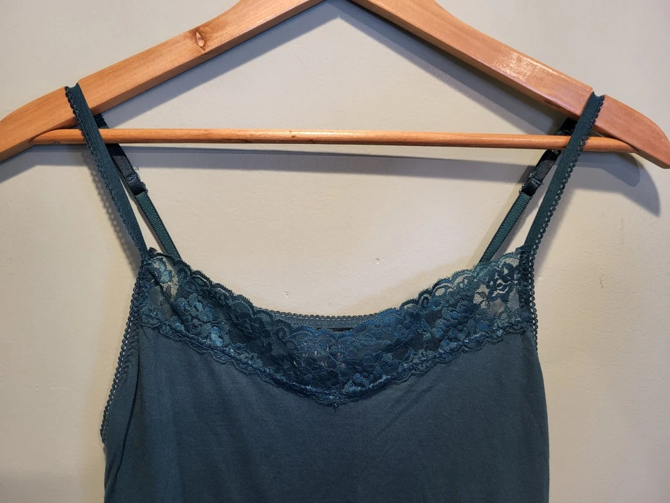 Camiseta sin mangas cami con ribete de encaje verde azulado talla M Elle Y2K Foto 2 de 4