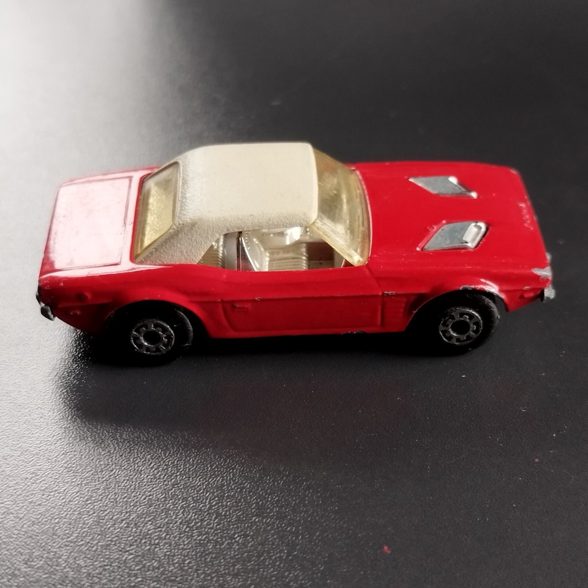 Matchbox Regenmacher Auto #44/125 – Rot/grau Mit Schwarzer Basis | Spielzeug-LKW