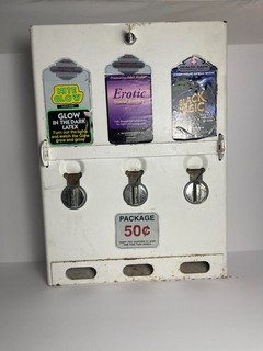 ✨VINTAGE 1980'S CONDOM VENDING MACHINE NOVELTY ITEM ORIGINAL WITH KEY