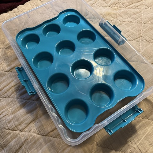 Cake and Cupcake Carrier Food Storage Container with Oven Mitt Pot Handle Holder - Picture 5 of 8