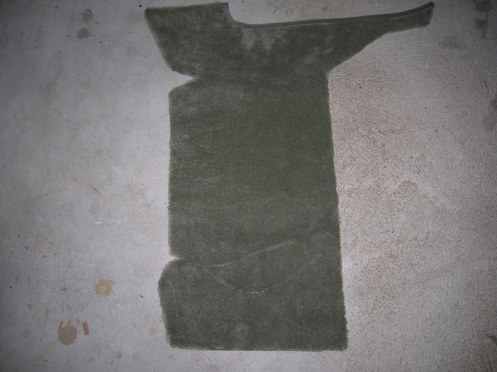 Moquette Alpine A310 gris verdâtre pour remplacer un tapis usé par l'origine