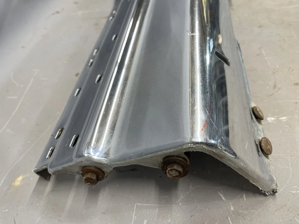 1977-1979 Cadillac Fleetwood Deville para-choque dianteiro superior moldura de acabamento de barra cromada - Imagem 2 de 4