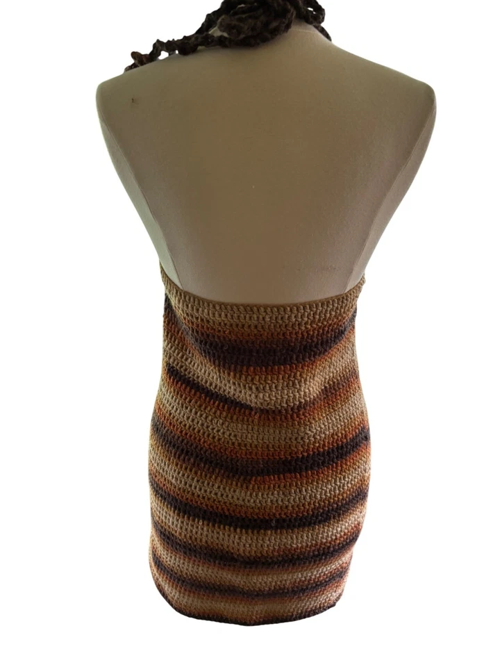 Vestido halter de ganchillo hecho a mano con patrón de rayas terrosas Foto 4 de 4