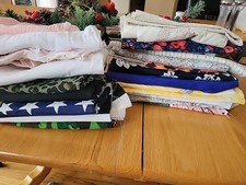 Plusieurs morceaux de divers longueurs de tissu ¹/4 yards à 1 yard. Peut obtenir tout ou seulement 1