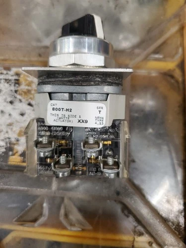 Alle Bradley 800 T-H2 Selector Switch W/ NO/NC Contact Block