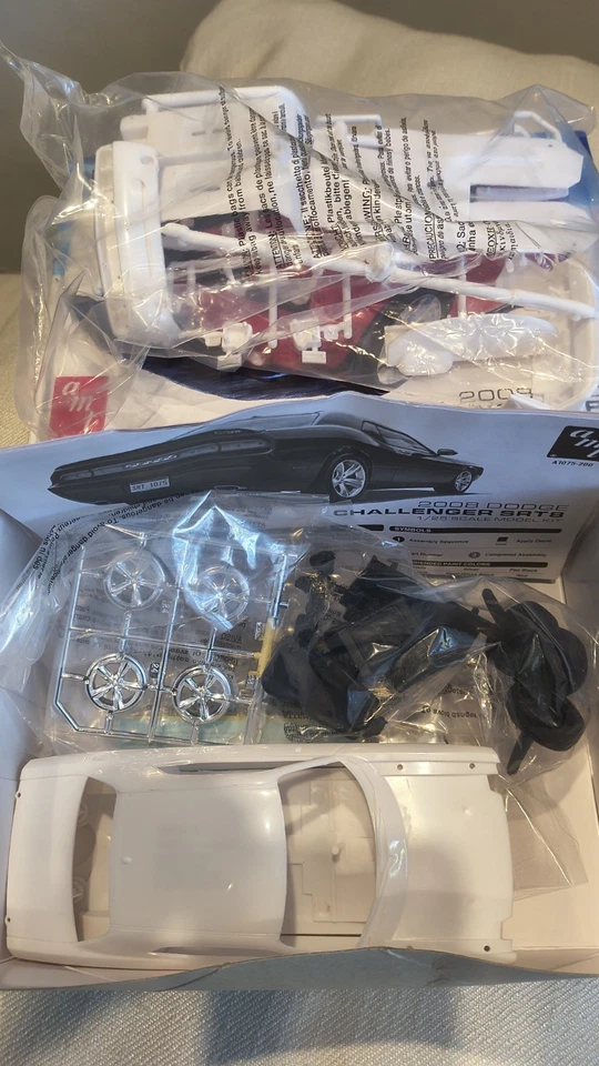 AMT 2008 Dodge Challenger SRT8, 1/25 scale Plastic Model Car Kit - AMT1075 - Image 4 of 4