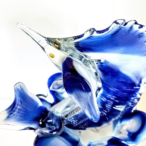Posacenere vintage in vetro soffiato blu e bianco pesce spada pesce vela 8" - Foto 9 di 12