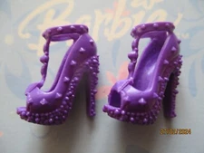 BARBIE DOLL / PAIR OF SHOES: BOOTS, PUMPS ....... (2280)