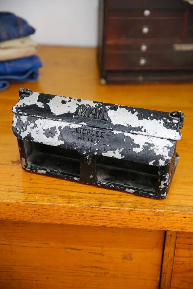 Antiguo buzón carta ranura puerta aluminio fundido poste montaje industrial antiguo MCM Foto 2 de 4