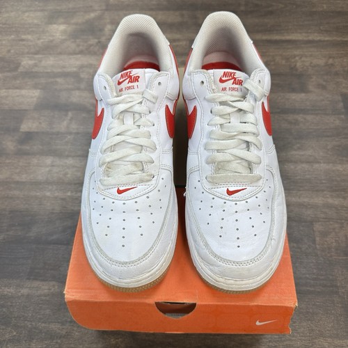 Taille 10.5 - Nike Air Force 1 Bas Couleur De Mois Blanc University Red - Photo 2 sur 5
