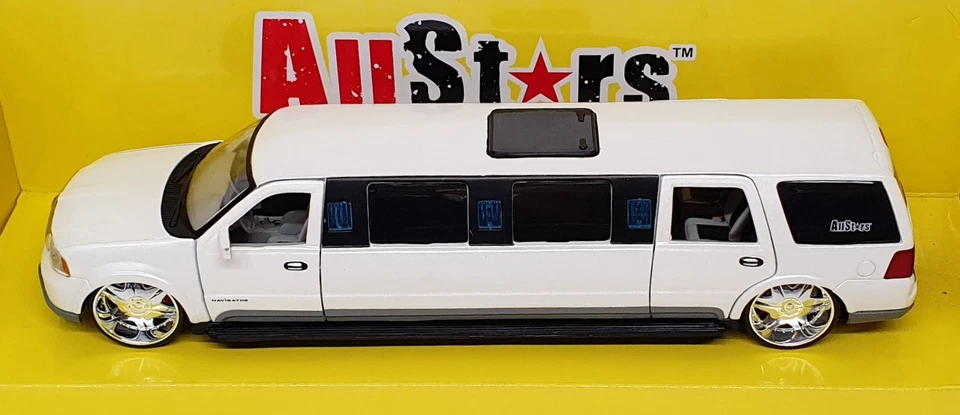 Maisto 1/24 Scale Diecast 31252 - Lincoln Navigator Limo - White - Image 4 of 4
