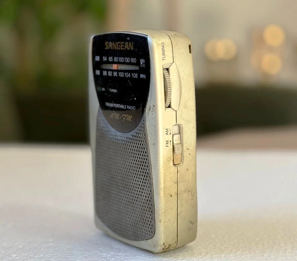 Sangean SR-35 AM/FM Pocket Analog Radio White – Portable AM/FM Radio (Untested) - Image 4 of 4