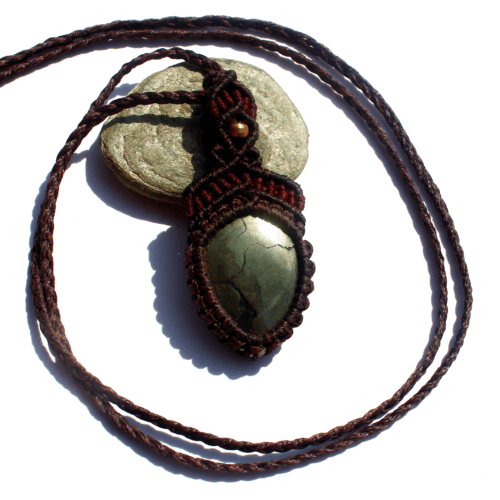 Collana artigianale pietra preziosa Reiki ciondolo boho macramè pirite dorata naturale - Foto 9 di 17