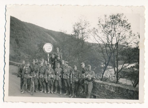 136018: Foto, Gruppenfoto, Grenzübergang, Schlagbaum "Douane Grenze" - Bild 2 von 3