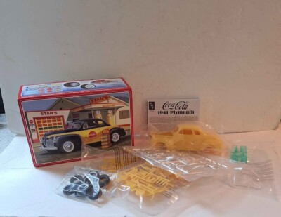 AMT Coca-Cola 1941 Plymouth Car Model Kit W 4 Bottle Crates 1/25 New