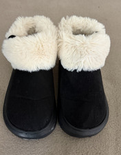 Women s Black Bootie Slippers US 8 Slip-On Faux Fur Lined Trim Cozy Flat