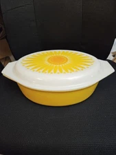 1969 Pyrex 2 1/2 qt Yellow Daisy Sunflower Covered Casserole Dish