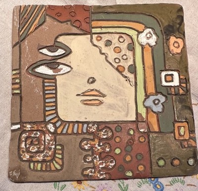 Kunstkeramik Terrakotta Fliese handgefertigt surrealistischer Stil abstraktes Design 7,5 x 7,5